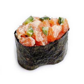 Гункан с копченым лососем